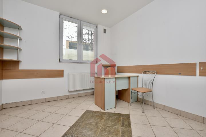 2 samodzielne gabinety z poczekalnią i recepcją