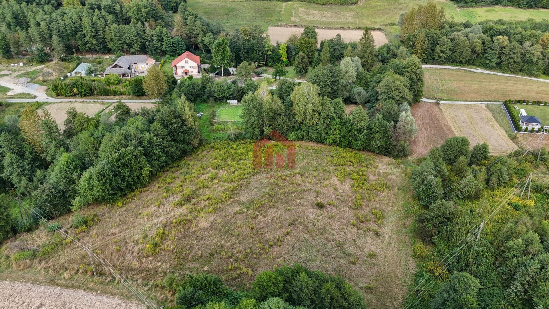 Dziko, pieknie widokowo połozona działka z mediami