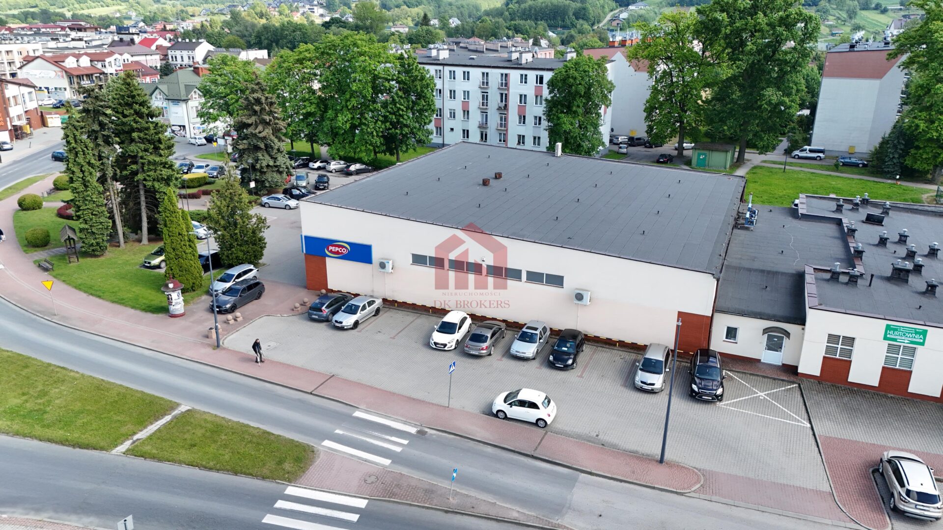 Lokal handlowy na parterze z parkingiem