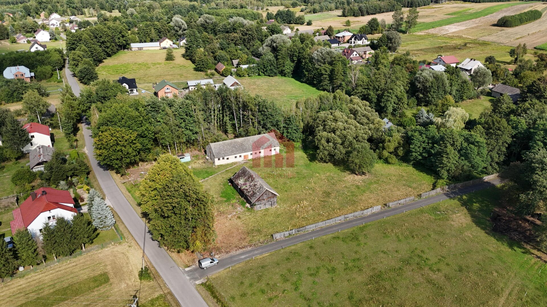 Drewniany dom przy lesie na 49 ar działce LIPINY