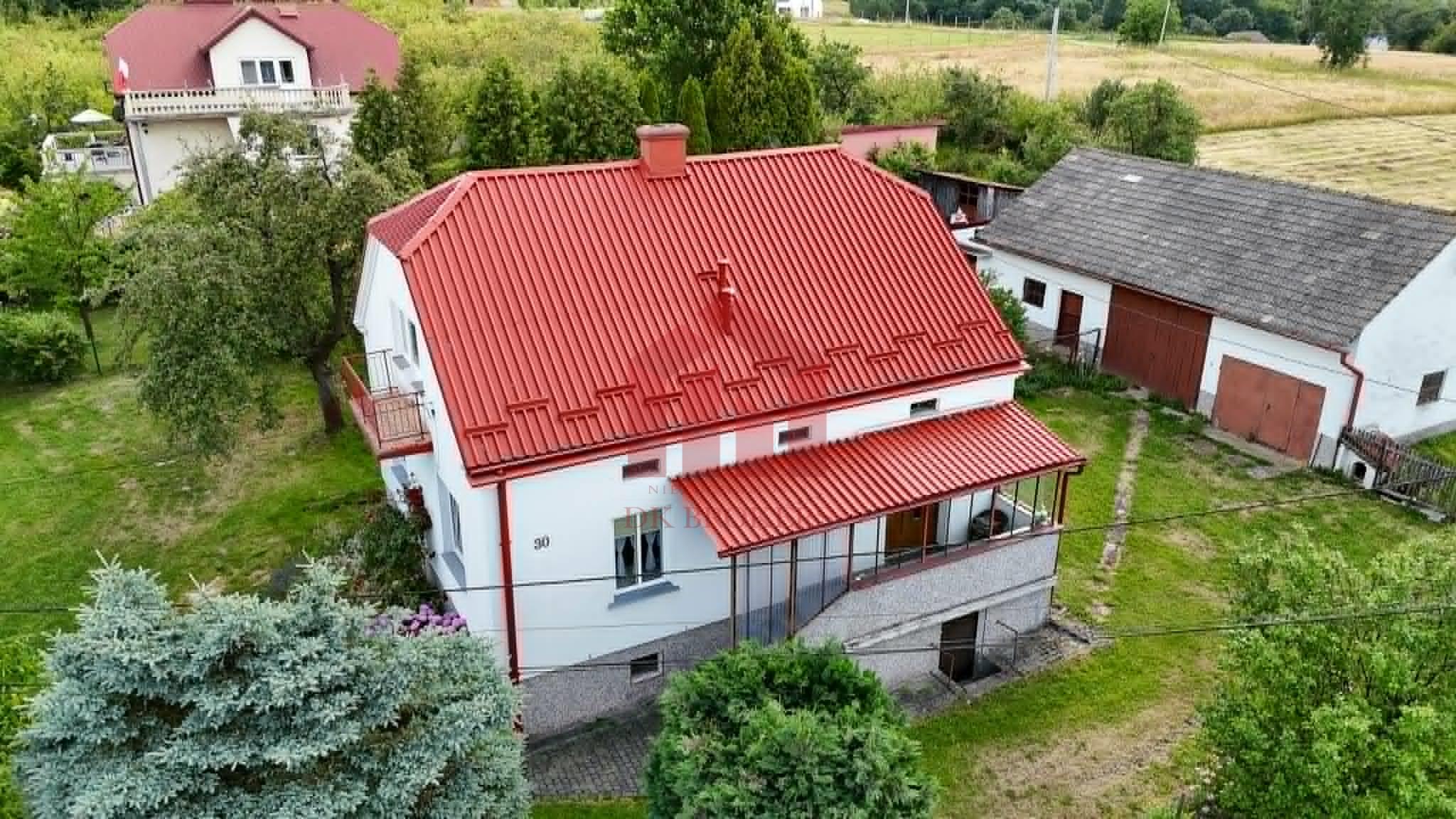 Wyremontowany dom na sprzedaż na dużej działce.