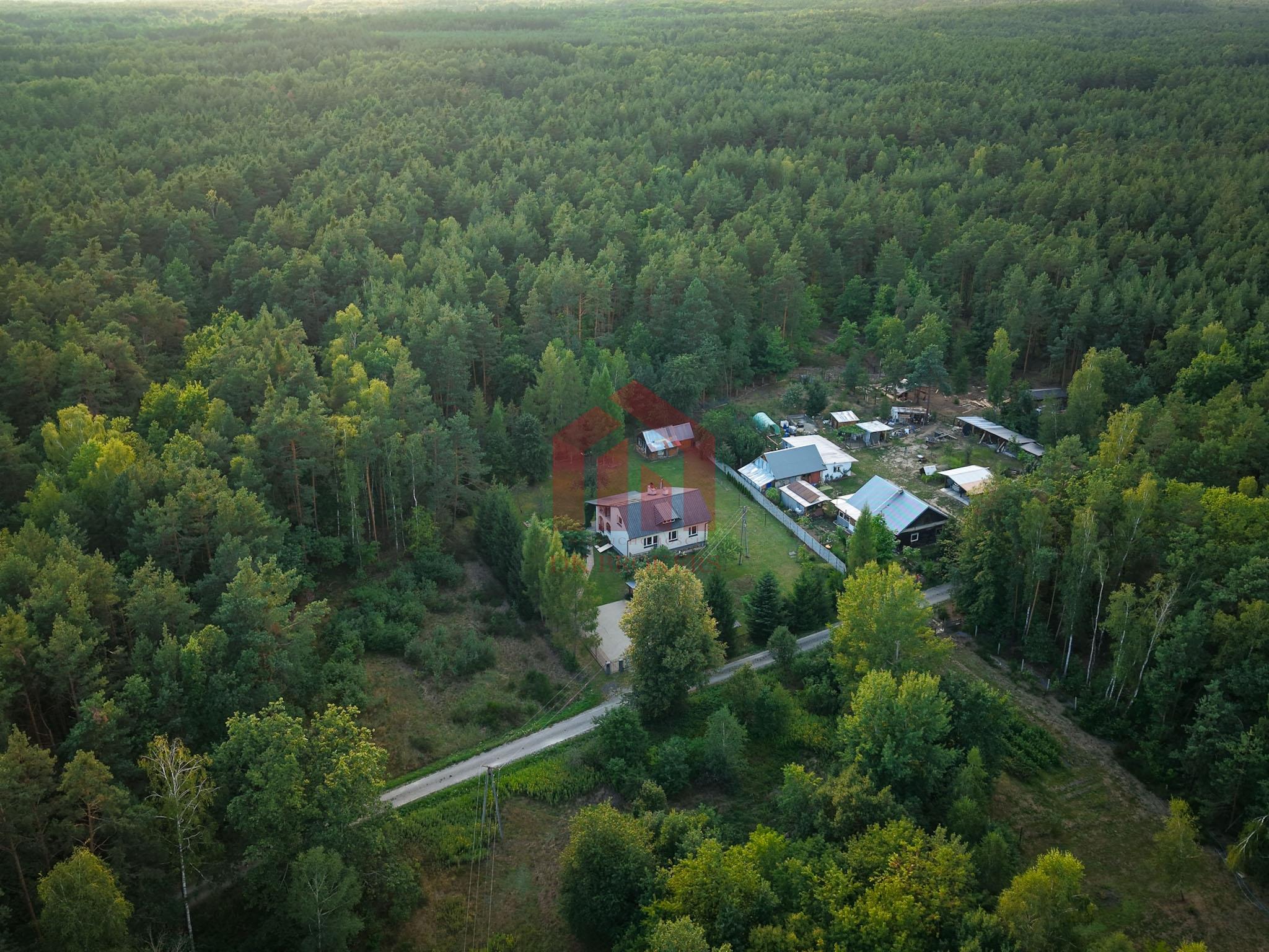 DOM W LESIE NA DZIAŁCE 1,45 HA – KAMIONKA